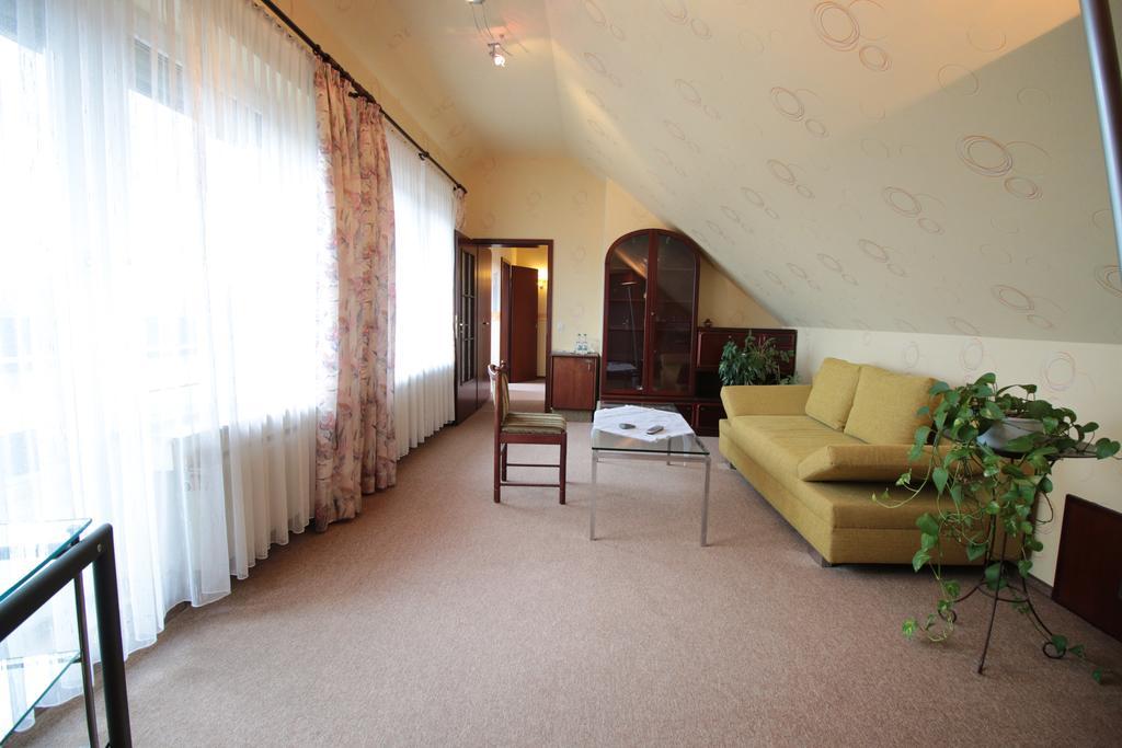 Hotel-Restaurant Und Gaestehaus Loewen Süßen エクステリア 写真