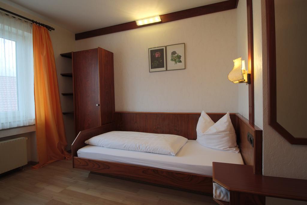 Hotel-Restaurant Und Gaestehaus Loewen Süßen エクステリア 写真