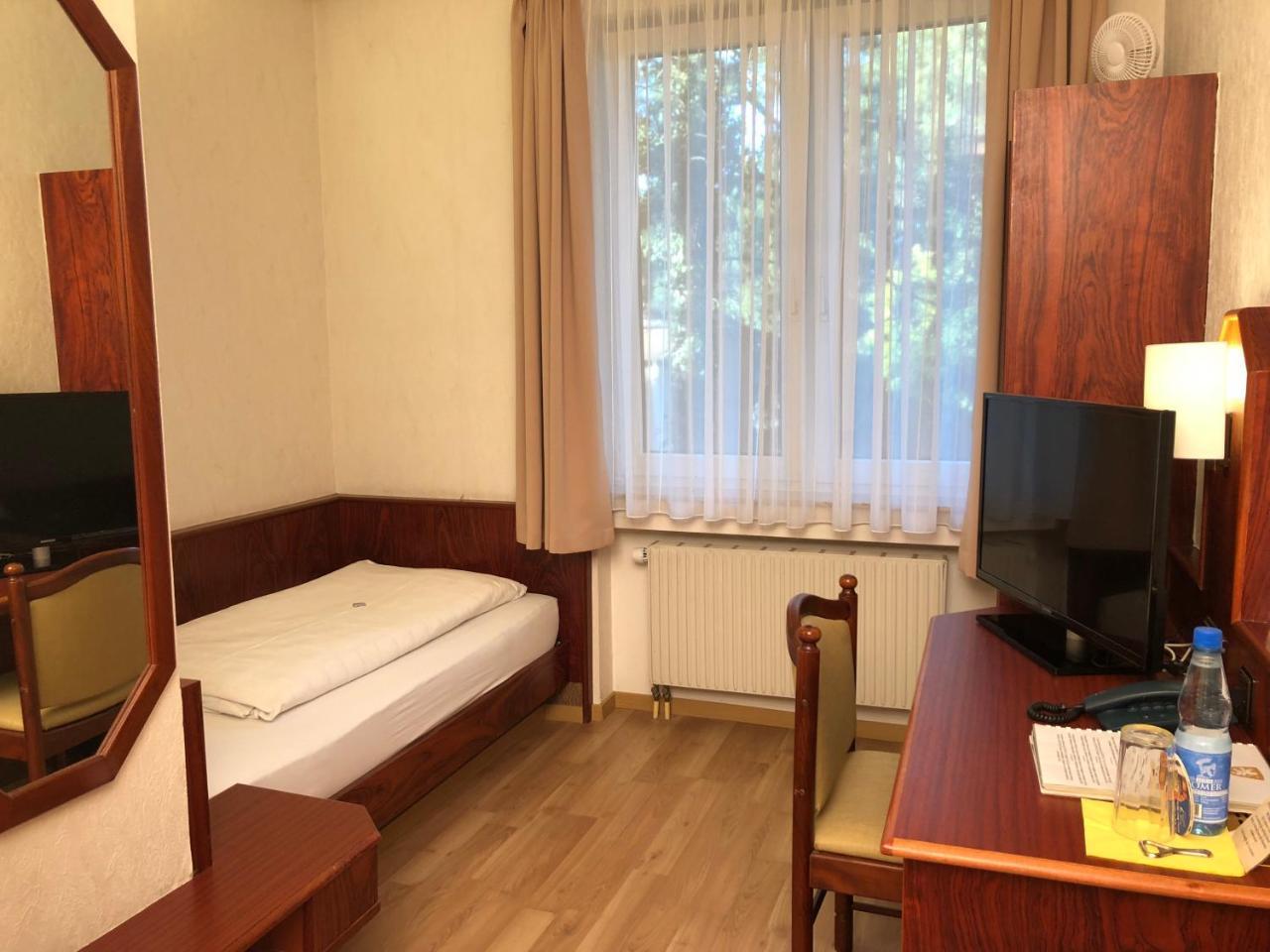 Hotel-Restaurant Und Gaestehaus Loewen Süßen エクステリア 写真
