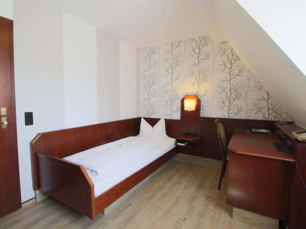 Hotel-Restaurant Und Gaestehaus Loewen Süßen エクステリア 写真