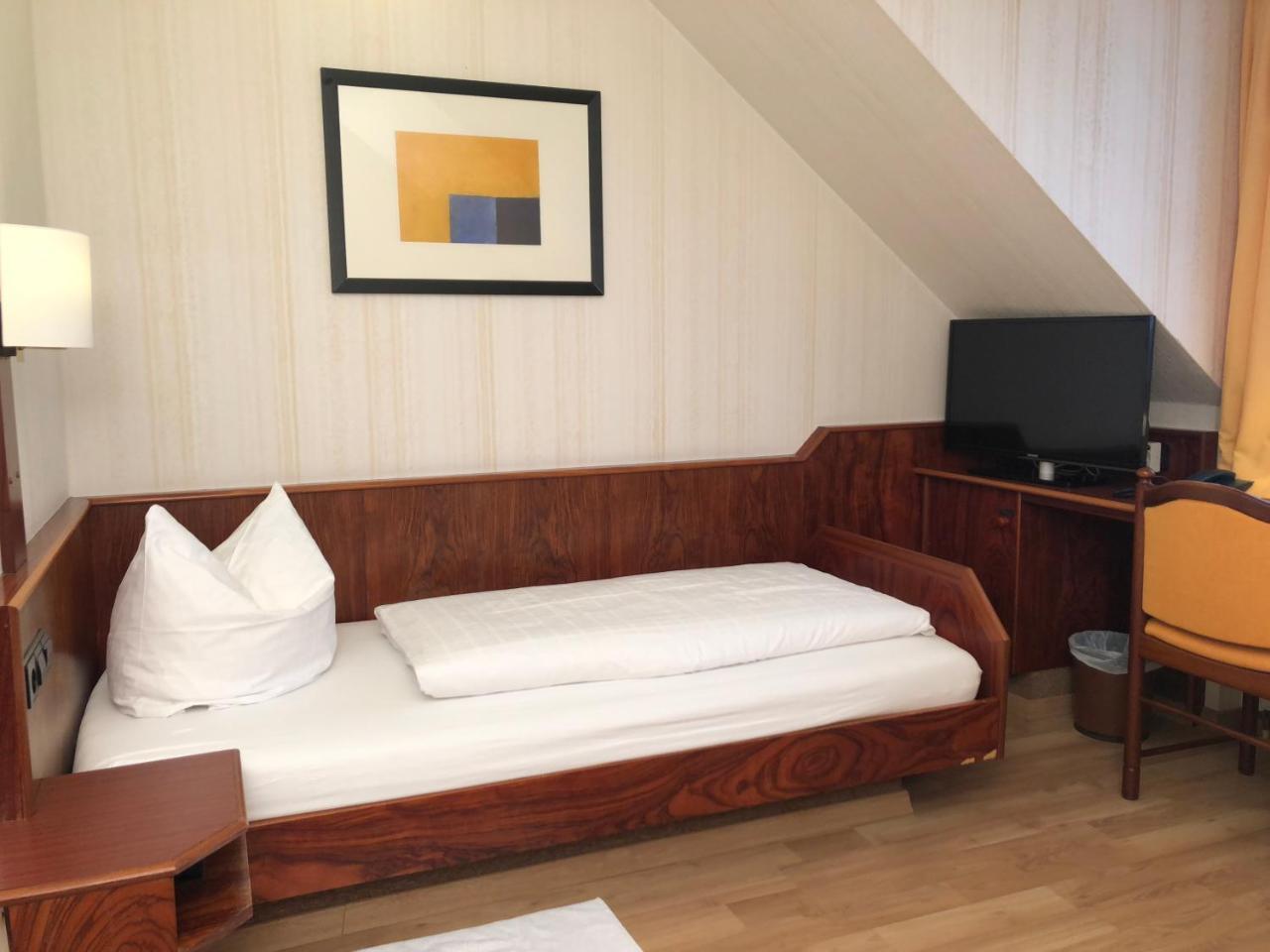 Hotel-Restaurant Und Gaestehaus Loewen Süßen エクステリア 写真