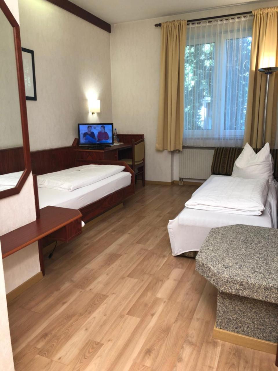 Hotel-Restaurant Und Gaestehaus Loewen Süßen エクステリア 写真
