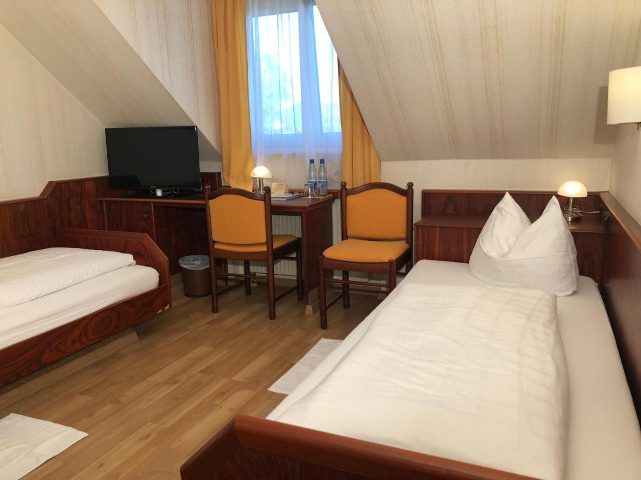 Hotel-Restaurant Und Gaestehaus Loewen Süßen エクステリア 写真