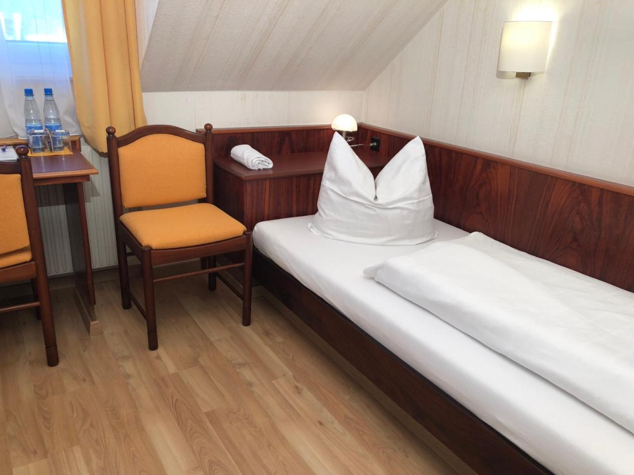 Hotel-Restaurant Und Gaestehaus Loewen Süßen エクステリア 写真