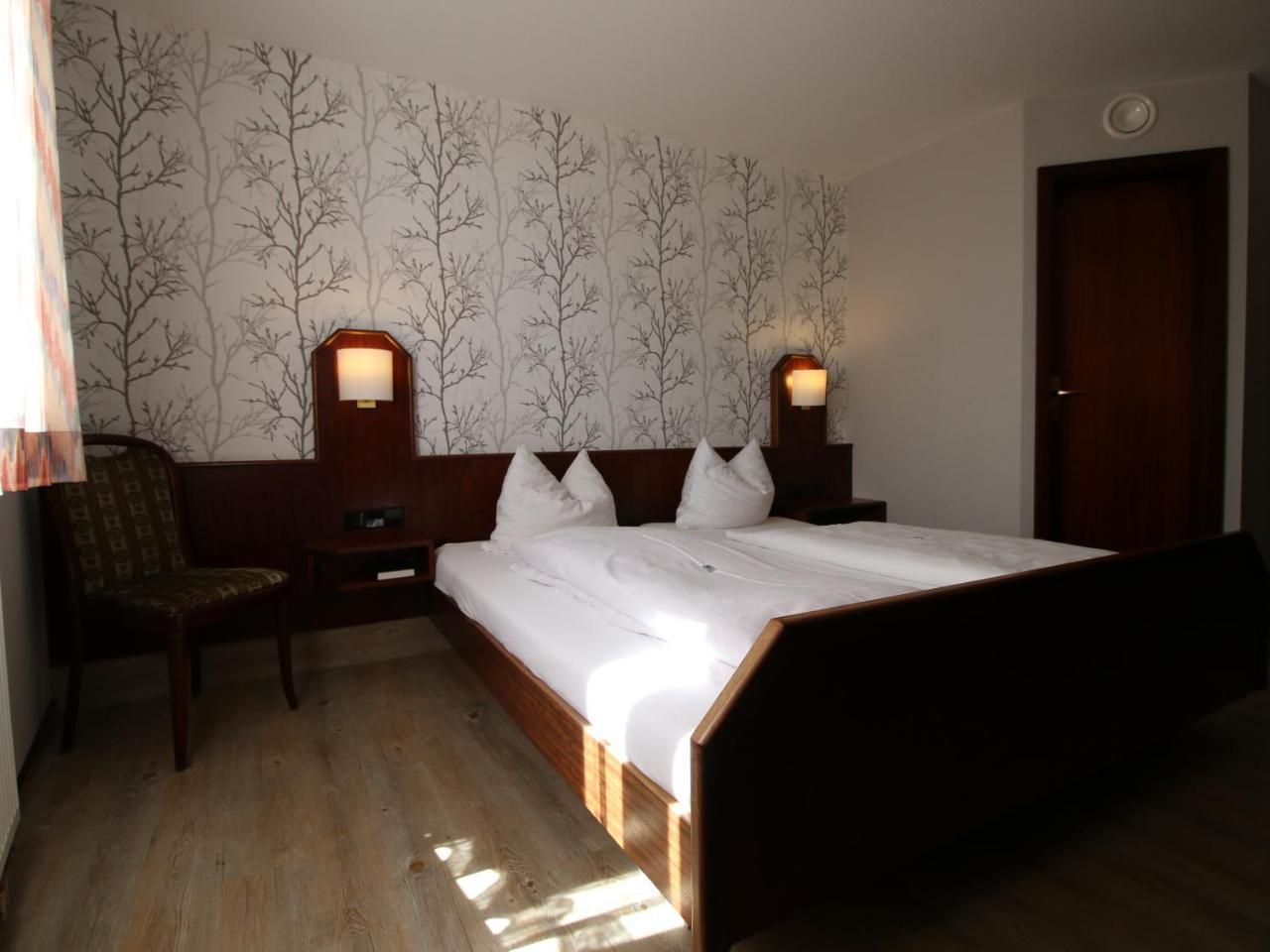 Hotel-Restaurant Und Gaestehaus Loewen Süßen エクステリア 写真