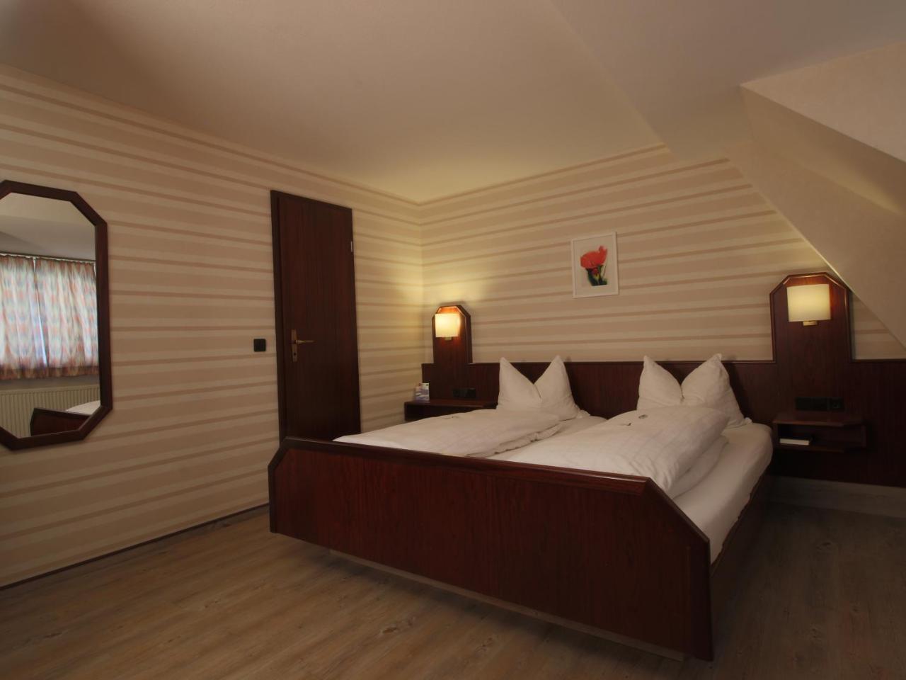 Hotel-Restaurant Und Gaestehaus Loewen Süßen エクステリア 写真