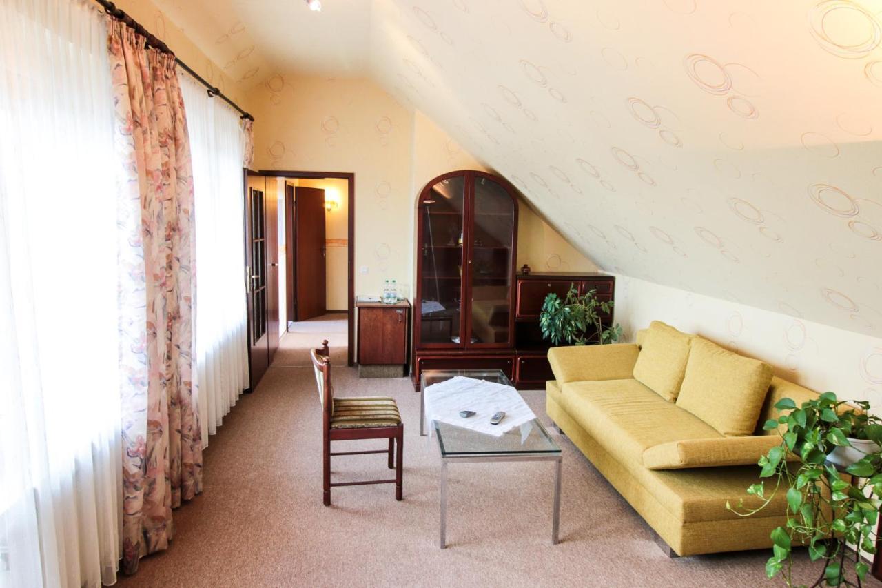 Hotel-Restaurant Und Gaestehaus Loewen Süßen エクステリア 写真