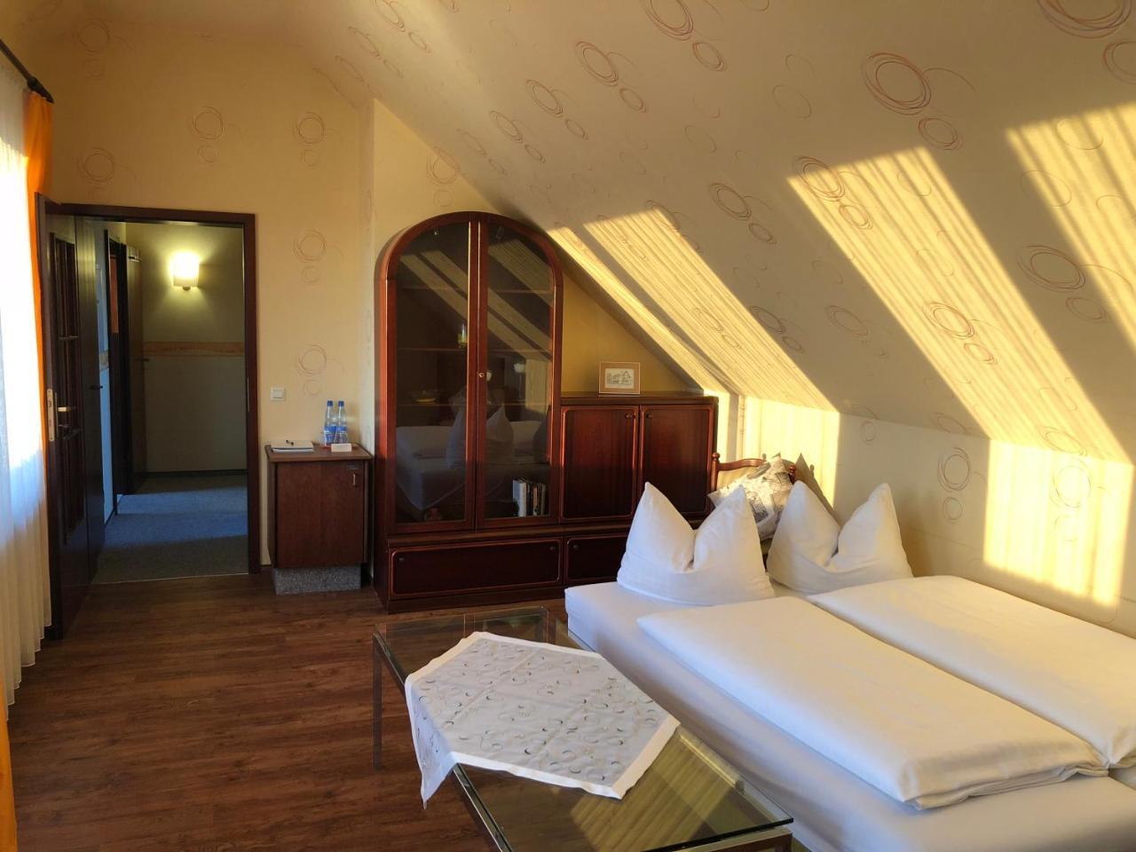 Hotel-Restaurant Und Gaestehaus Loewen Süßen エクステリア 写真