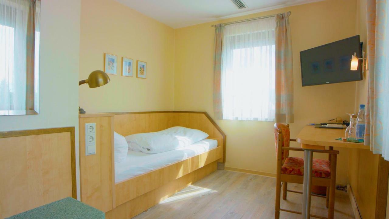 Hotel-Restaurant Und Gaestehaus Loewen Süßen エクステリア 写真