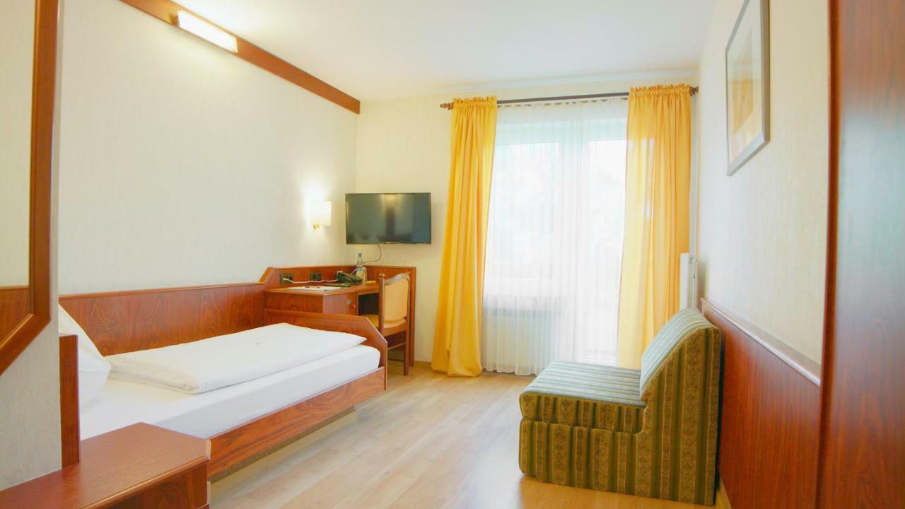 Hotel-Restaurant Und Gaestehaus Loewen Süßen エクステリア 写真